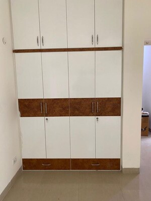 Furnished Amenities in 3.5 BHK Apartment at Emaar Emerald Estate, Sector 65 – for Sale