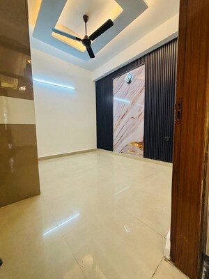 Room in 2 BHK Builder Floor at Kamras Apartment, Indrapuram – for Rent