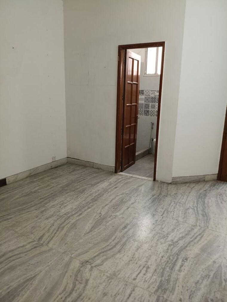Room, friends colony 6+ Bedroom 265 Sq.Yd. Independent House In Friends Colony Delhi 10117890