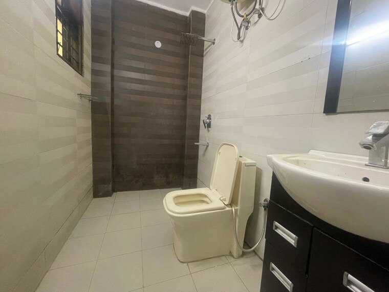 Bathroom, sector 43 3 Bedroom 1650 Sq.Ft. Builder Floor In Sector 43 Gurgaon 10118617