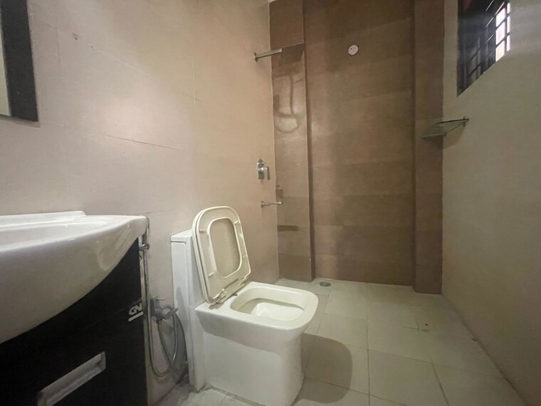 Bathroom, sector 43 3 Bedroom 1650 Sq.Ft. Builder Floor In Sector 43 Gurgaon 10118617