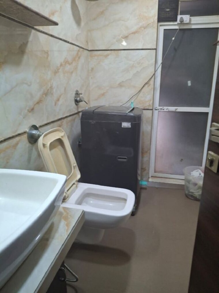 Washroom, khar west 3 Bedroom 1100 Sq.Ft. Apartment In Khar West Mumbai 10118591