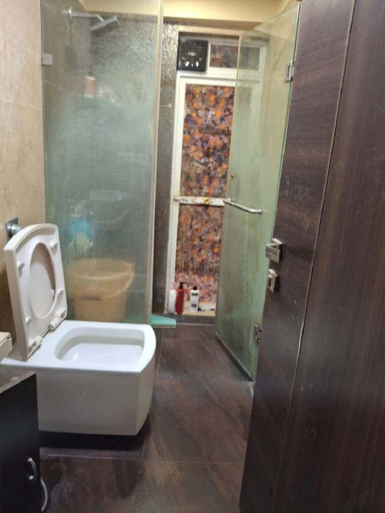 Washroom, khar west 3 Bedroom 1100 Sq.Ft. Apartment In Khar West Mumbai 10118591