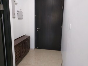 Room in 3 BHK Apartment at Oberoi Realty Esquire, Goregaon East – for Rent