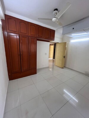 Room in 3 BHK Builder Floor at DLF City Phase IV, Dlf Phase iv – for Rent