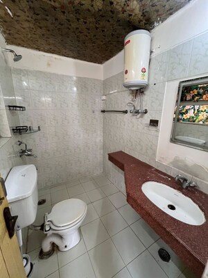 Bathroom in 3 BHK Builder Floor at DLF City Phase IV, Dlf Phase iv – for Rent
