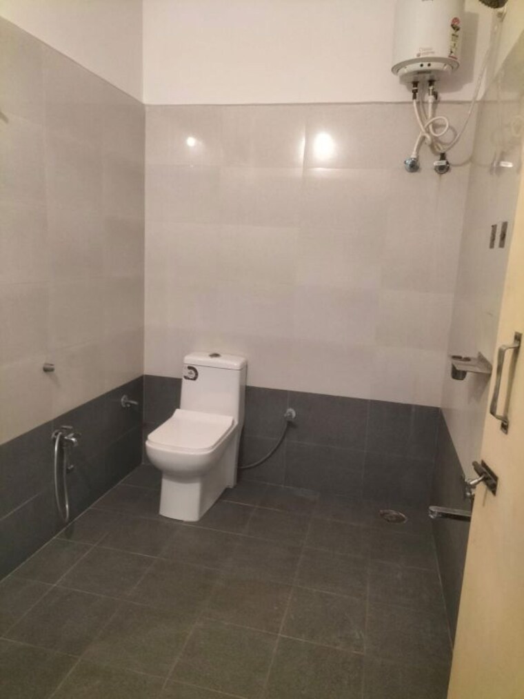 Bathroom, banjara hills 2 Bedroom 1200 Sq.Ft. Apartment In Banjara Hills Hyderabad 10118746
