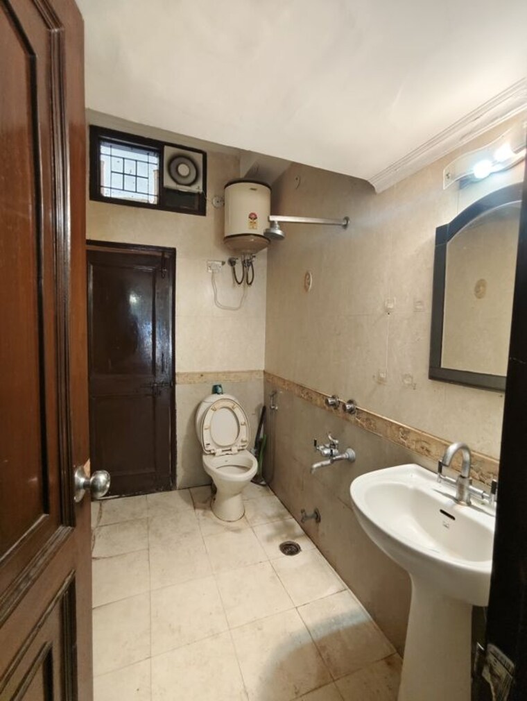 Bathroom, vasant kunj 3.5 Bedroom 2500 Sq.Ft. Apartment In Vasant Kunj Delhi 10118791