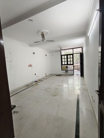 Room in 3.5 BHK Apartment at Vasant Kunj – for Rent