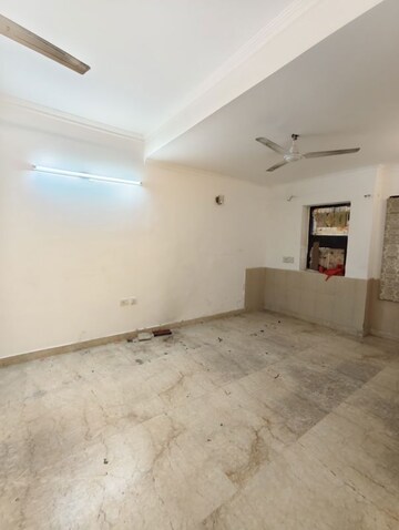 Room in 3.5 BHK Apartment at Vasant Kunj – for Rent