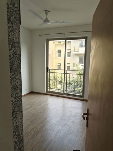 Room in 3.5 BHK Apartment at Sector 23 – for Rent