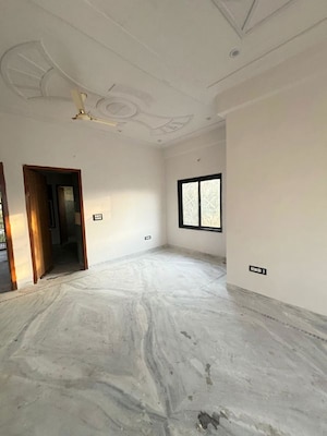 Room in 2 BHK Builder Floor at Sector 37 Greater Noida – for Rent