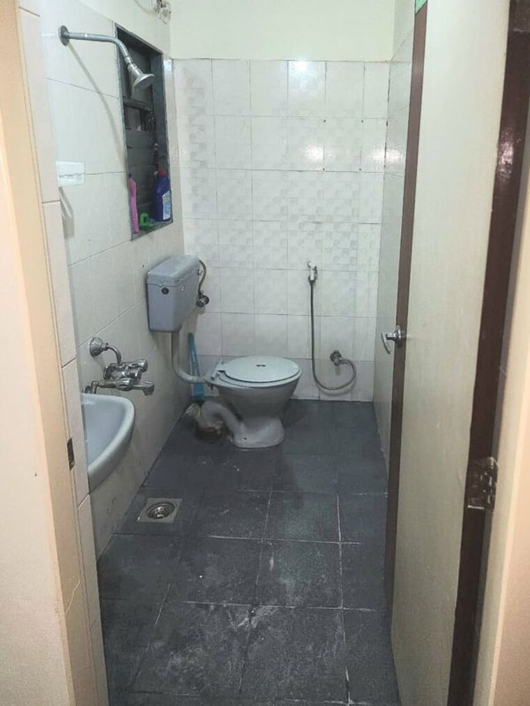 Bathroom, magarpatta city 2 Bedroom 950 Sq.Ft. Apartment In Magarpatta City Pune 10120509