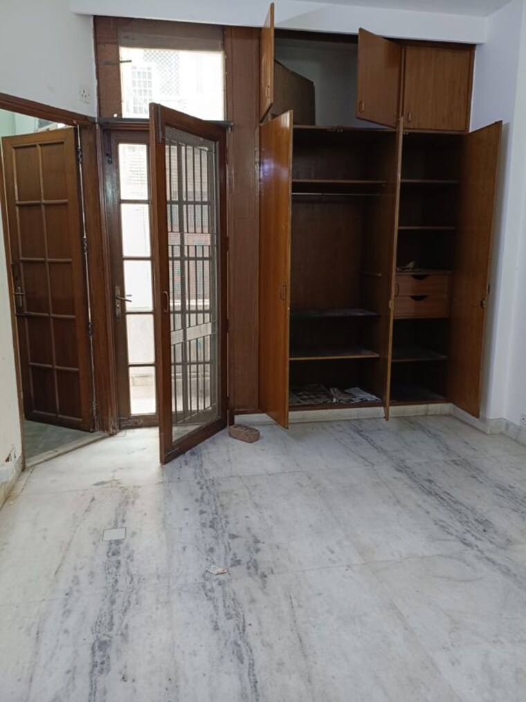 Room, maharani bagh 4 Bedroom 500 Sq.Yd. Independent House In Maharani Bagh Delhi 10120810