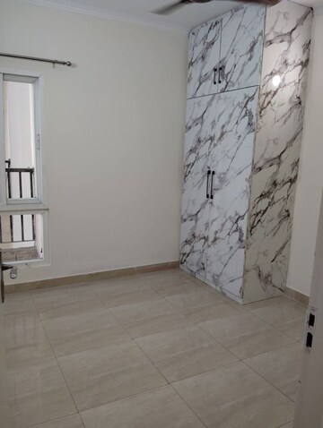 Room in 3 BHK Apartment at Gaur City 2 - 14th Avenue, Sector 16c Greater Noida – for Rent