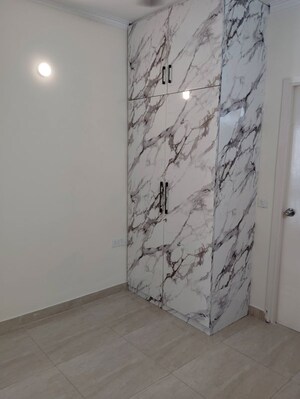 Room in 3 BHK Apartment at Gaur City 2 - 14th Avenue, Sector 16c Greater Noida – for Rent