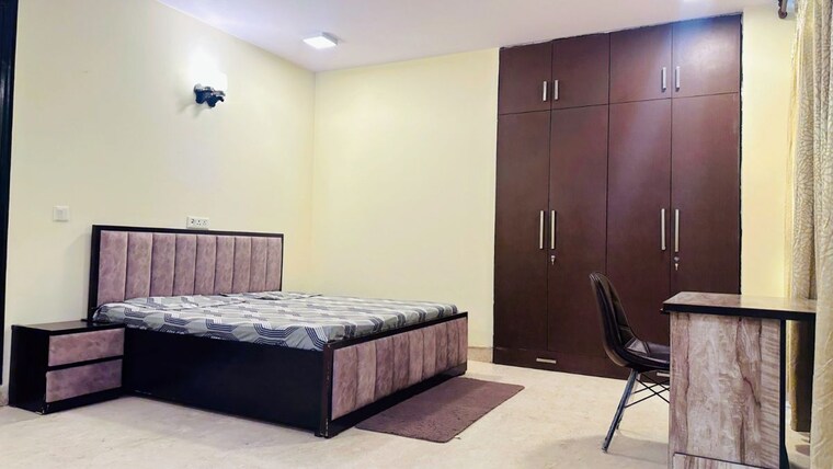 Bedroom, hauz khas 3 Bedroom 220 Sq.Yd. Builder Floor In Hauz Khas Delhi 10121632