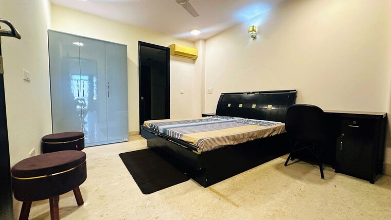 Bedroom, hauz khas 3 Bedroom 220 Sq.Yd. Builder Floor In Hauz Khas Delhi 10121632