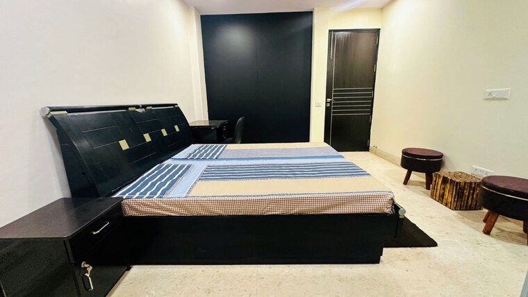 Bedroom, hauz khas 3 Bedroom 220 Sq.Yd. Builder Floor In Hauz Khas Delhi 10121635