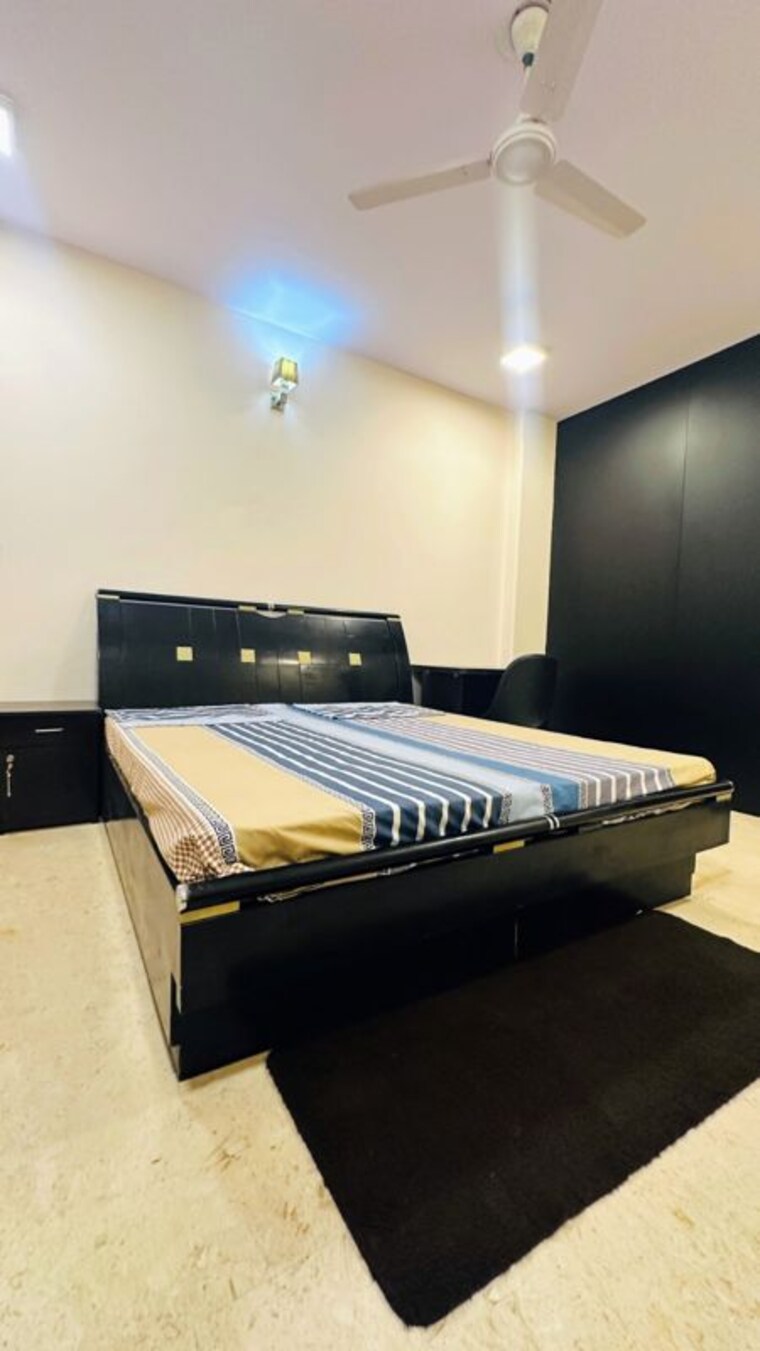 Bedroom, hauz khas 3 Bedroom 220 Sq.Yd. Builder Floor In Hauz Khas Delhi 10121635