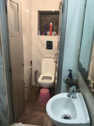 Bathroom in 1 BHK Apartment at Vile Parle East – for Rent