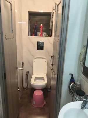 Bathroom in 1 BHK Apartment at Vile Parle East – for Rent