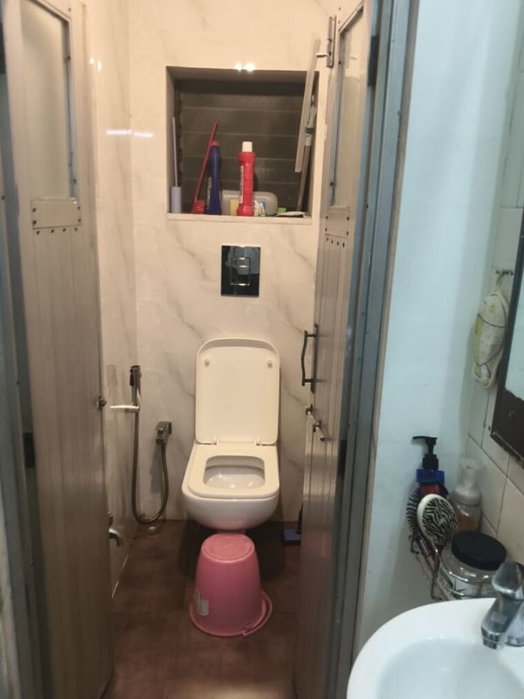 Bathroom, vile parle east 1 Bedroom 500 Sq.Ft. Apartment In Vile Parle East Mumbai 10121663