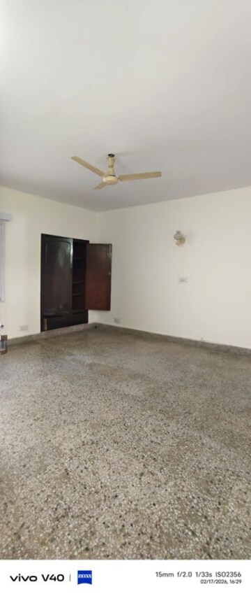 Room in 1 BHK Apartment at Defence Colony – for Rent