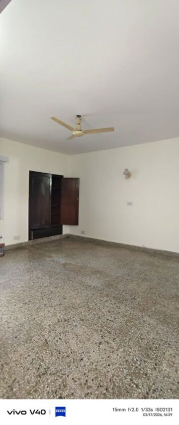 Room in 1 BHK Apartment at Defence Colony – for Rent