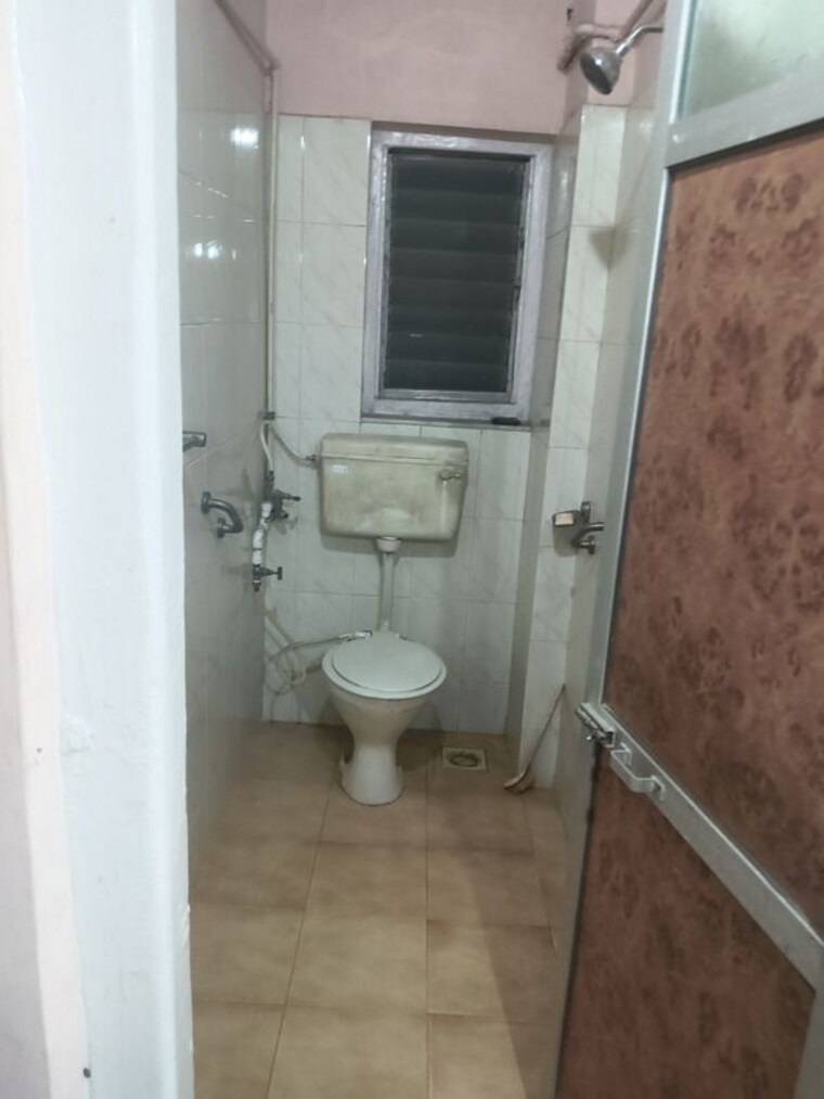 Bathroom, vile parle east 1 Bedroom 450 Sq.Ft. Apartment In Vile Parle East Mumbai 10121673