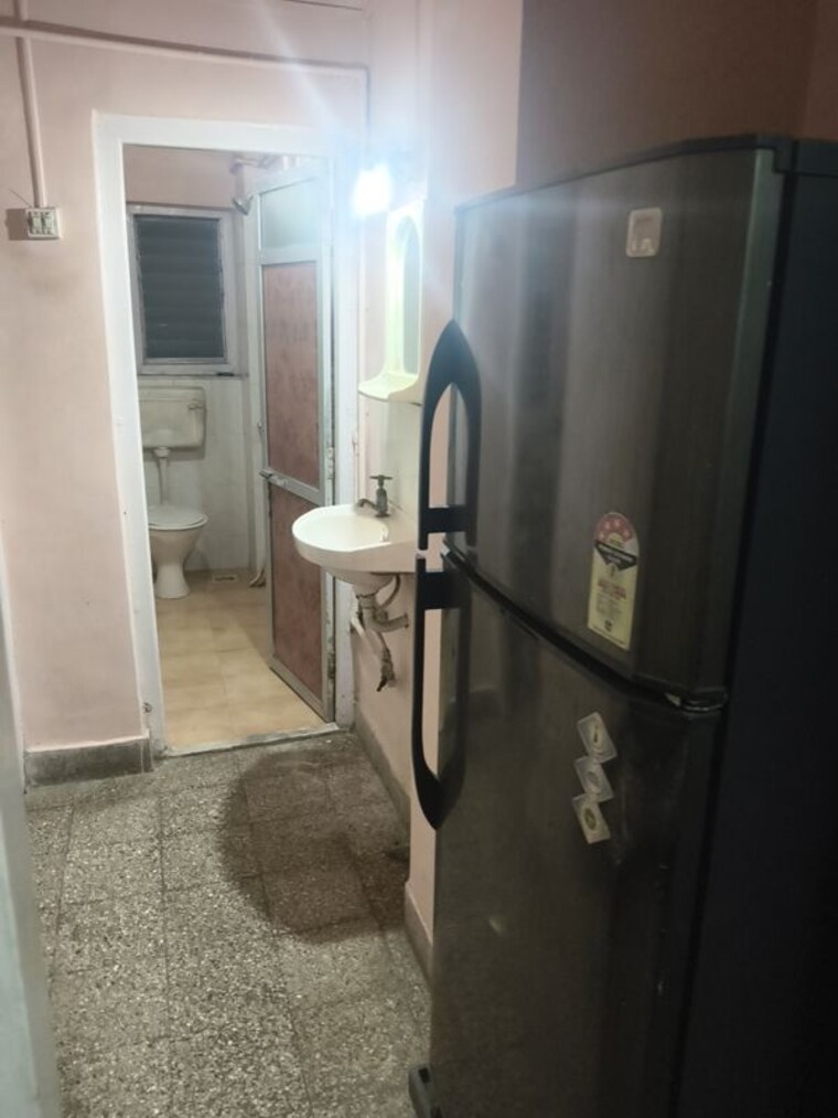 Bathroom, vile parle east 1 Bedroom 450 Sq.Ft. Apartment In Vile Parle East Mumbai 10121673