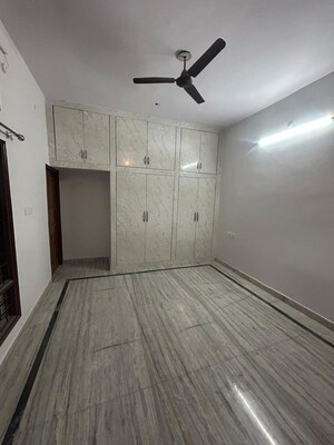 Room in 3 BHK Builder Floor at Gomti Nagar – for Rent
