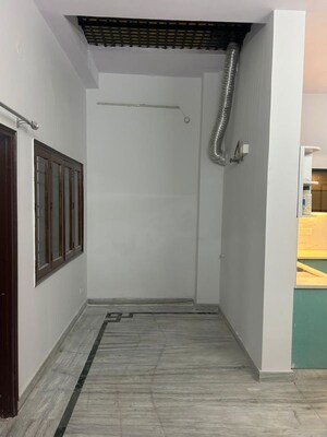 Room in 3 BHK Builder Floor at Gomti Nagar – for Rent