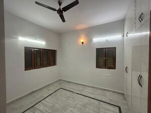 Room in 3 BHK Builder Floor at Gomti Nagar – for Rent
