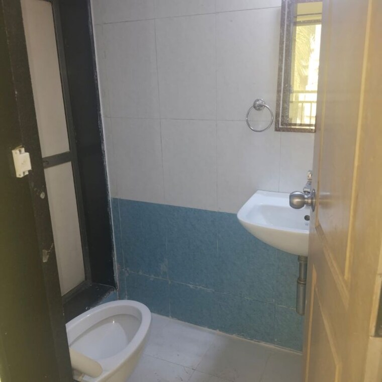Bathroom, dadar east 2 Bedroom 800 Sq.Ft. Apartment In Dadar East Mumbai 10073383