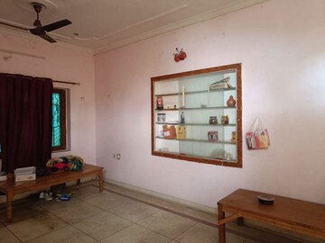 Room in 3 BHK Builder Floor at Gomti Nagar – for Rent