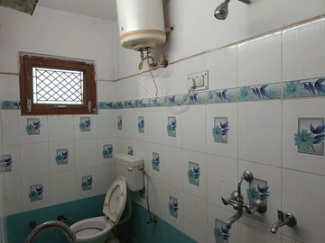 Master Bedroom in 3 BHK Builder Floor at Gomti Nagar – for Rent