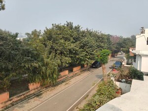 Master Bedroom in 3 BHK Builder Floor at Gomti Nagar – for Rent