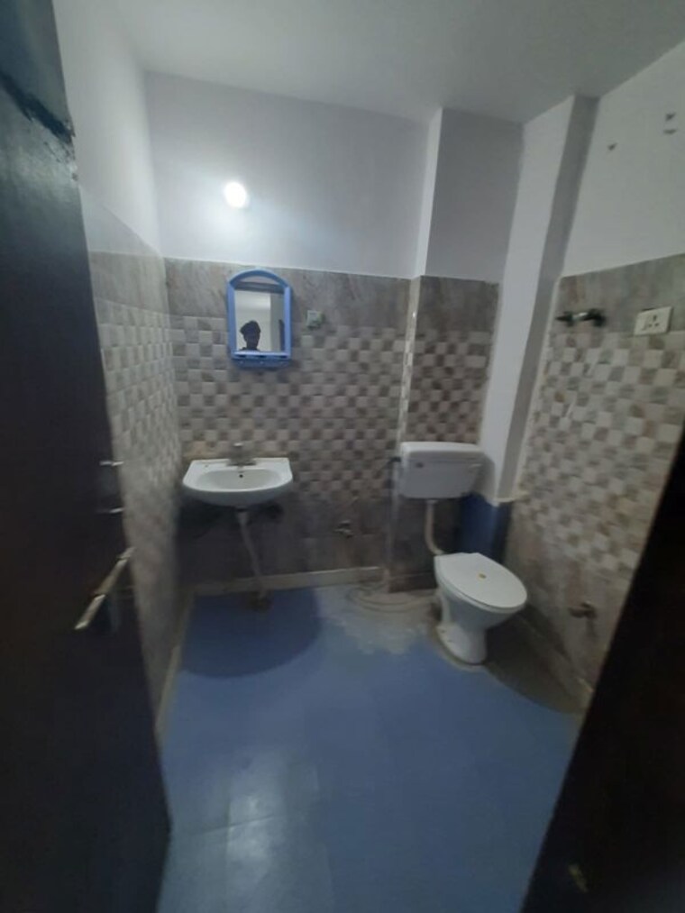 Bathroom, chattarpur 2 Bedroom 85 Sq.Yd. Builder Floor In Chattarpur Delhi 10121762