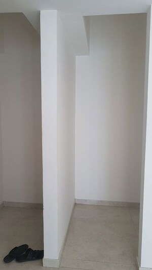 Room in 3 BHK Apartment at Lodha Amara, Kolshet Road – for Rent