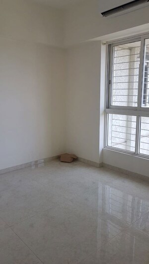 Room in 3 BHK Apartment at Lodha Amara, Kolshet Road – for Rent