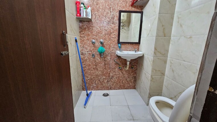 Bathroom, east of kailash 1 Bedroom 500 Sq.Ft. Builder Floor In East Of Kailash Delhi 10121854