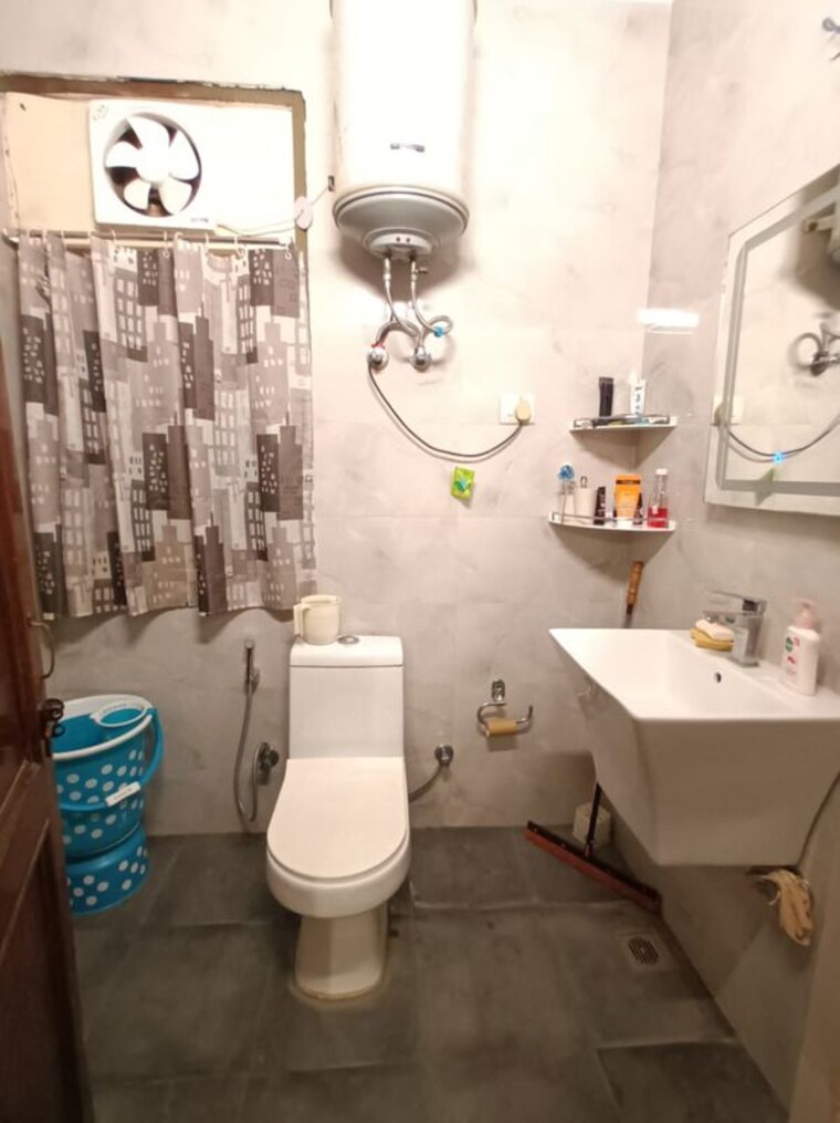 Bathroom, chittaranjan park 3 Bedroom 1600 Sq.Ft. Builder Floor In Chittaranjan Park Delhi 10121869