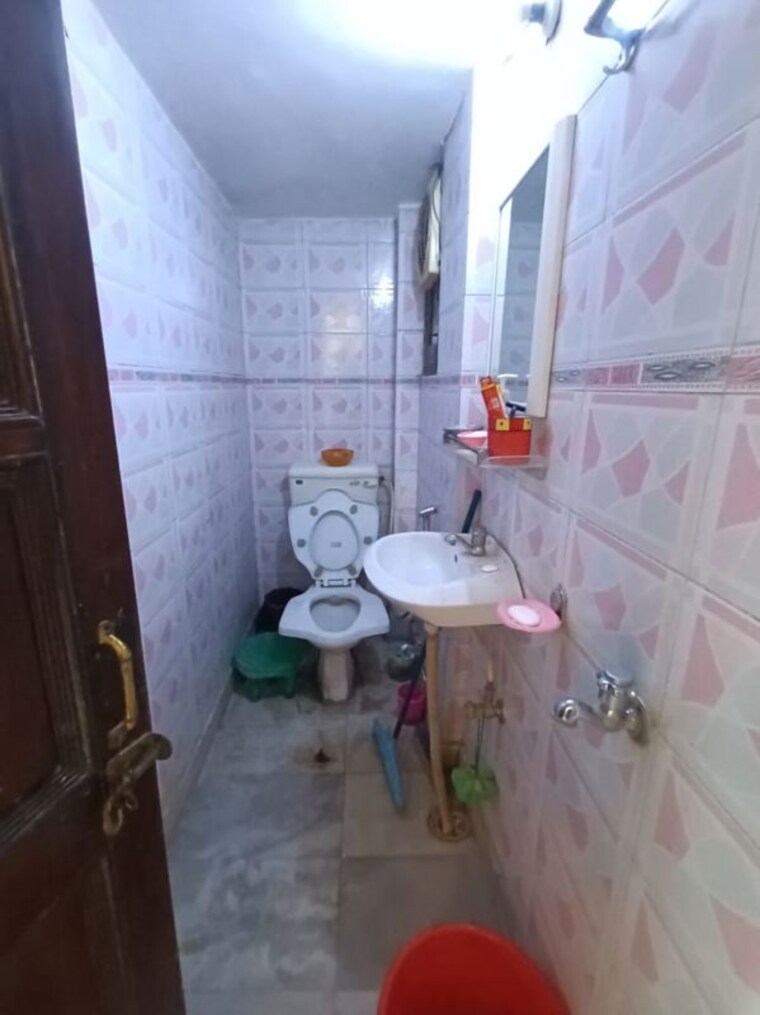 Bathroom, chittaranjan park 3 Bedroom 1600 Sq.Ft. Builder Floor In Chittaranjan Park Delhi 10121869