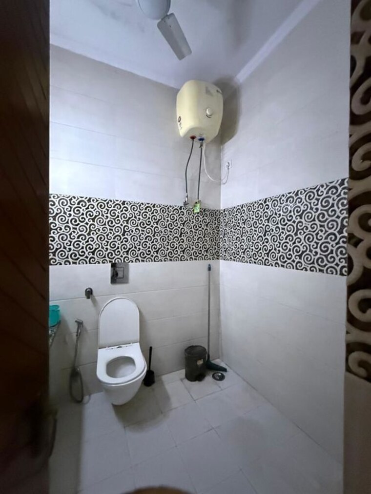 Bathroom, kalkaji 3 Bedroom 1600 Sq.Ft. Builder Floor In Kalkaji Delhi 10121911