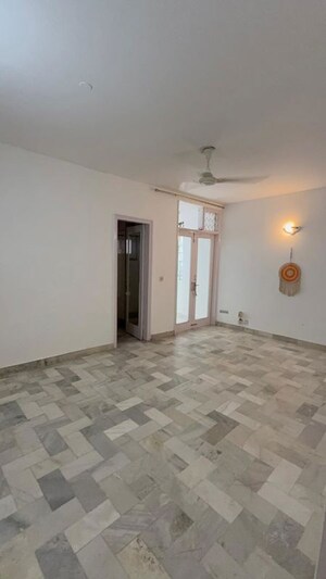 Room in 3 BHK Builder Floor at Greater Kailash ii – for Rent