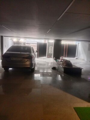 Parking in 3 BHK Builder Floor at Defence Colony – for Sale