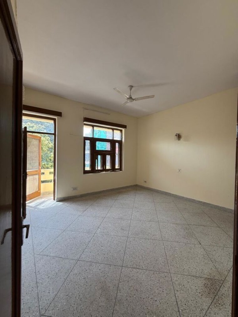 Room, kalkaji 3 Bedroom 200 Sq.Yd. Builder Floor In Kalkaji Delhi 10121957