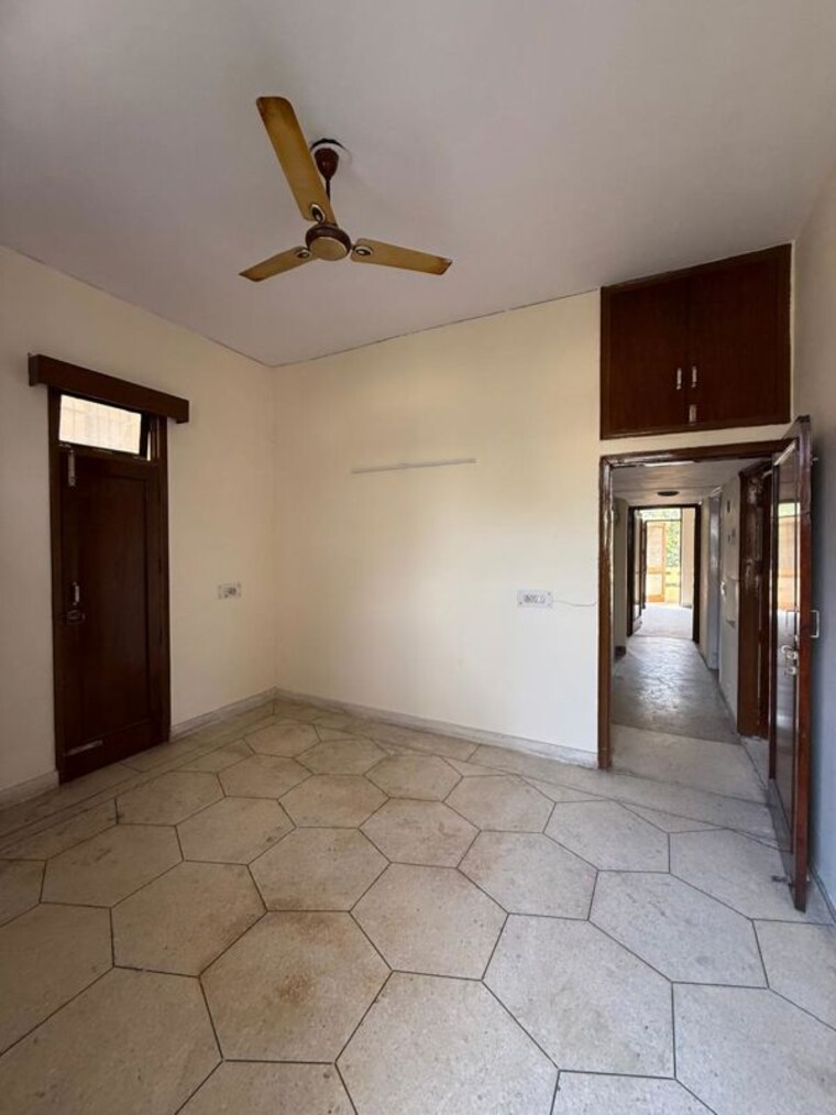 Room, kalkaji 3 Bedroom 200 Sq.Yd. Builder Floor In Kalkaji Delhi 10121957