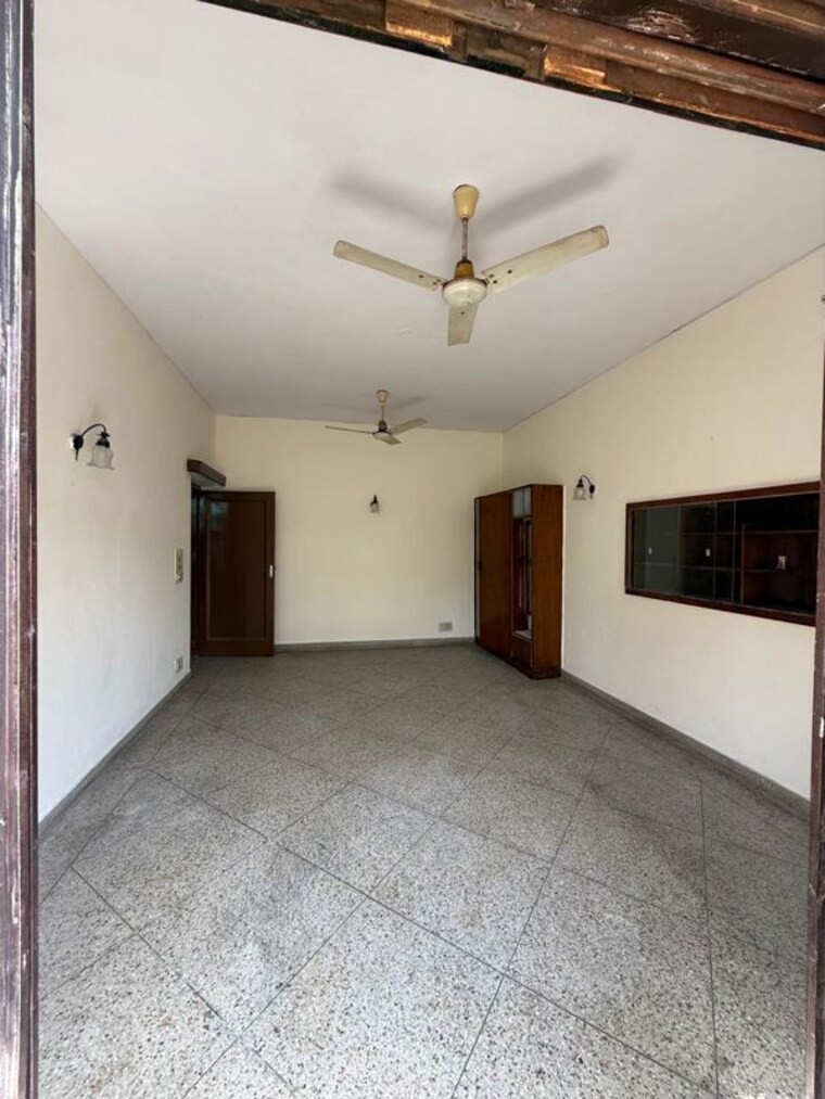 Room, kalkaji 3 Bedroom 200 Sq.Yd. Builder Floor In Kalkaji Delhi 10121957